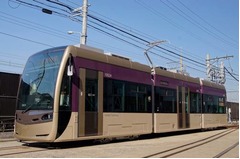 【写真】与謝野晶子好んだ色の路面電車、「堺トラム・紫おん」発進。