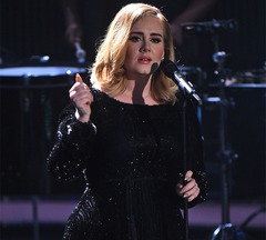 アデルが男性ファンの唇にキス、ライブのパフォーマンス中にうっかり。