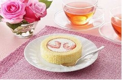 ハート苺のせプレミアムロール、ローソンが&ldquo;いい夫婦の日&rdquo;限定で。