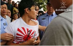 【写真】&ldquo;旭日旗Tシャツ&rdquo;着た中国人、中国内イベントに突如現れ大騒動。