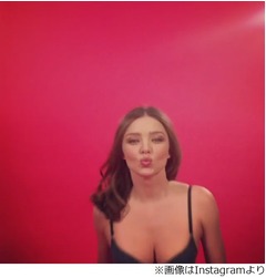 ミランダ・カーが下着でキス顔、胸の谷間見せつける姿に興奮の声。