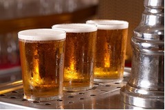 裏庭に家族や友人限定のパブ、行きつけの&ldquo;社交の場&rdquo;閉店で自ら場を作る。