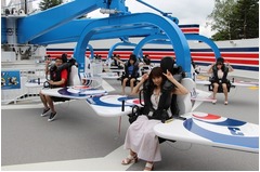 富士急の新絶叫マシンオープン、対決に負けイジリー岡田がフライト。