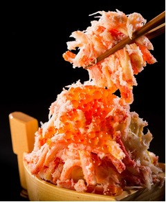 ズワイガニの豪快&ldquo;ぶっかけ&rdquo;、たっぷり150gで気軽に贅沢気分を。