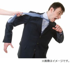 夫の嘘で浮気相手と思い突撃、全く関係のないアパートに車で突っ込む。