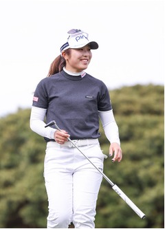 佐久間朱莉が首位快走　女子ゴルフ
