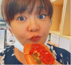 ホットドッグ食べる&ldquo;アヒル口&rdquo;華原朋美、「ケチャップの量、、、笑」セルフツッコミ