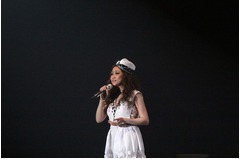 JUJUとファンが壇上デュエット、10周年イヤーの締めくくり公演で。