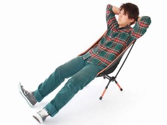 2LのPET大に収納できるイス、携行性に優れながら快適な座り心地。