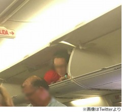 機内の荷物棚に客室乗務員、&ldquo;奇妙な光景&rdquo;が炎上