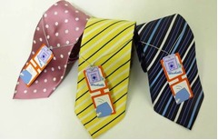 50種の眼鏡拭きつきネクタイ、いつでもサッとメガネ＆スマホきれいに。