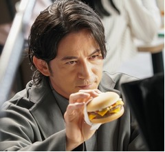 岡田准一「最初に&ldquo;ダブチ&rdquo;と呼んだのは誰ですか？」マクドナルドの新CM