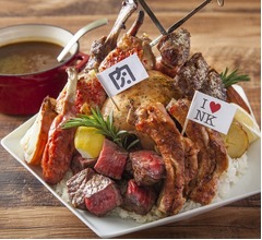 総重量2.9キロの「肉盛りペンタゴンカレー」