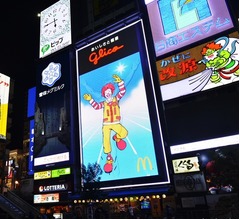 道頓堀グリコサインにマックのドナルド出現