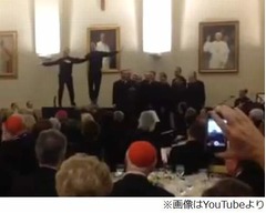 神父さんのダンスバトルに喝采、「見てるだけで元気に」など絶賛の声。