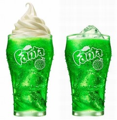 マックのクリームソーダ拡大中、レギュラードリンクメニューとして。