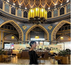 &ldquo;世界一美しいスタバ&rdquo;など、新山千春が14歳下の夫とのハネムーンの思い出