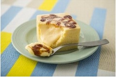 ローソンが四角いプリンケーキ、スポンジの中にとろとろのプリン。