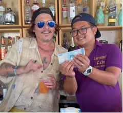 ジョニー・デップが&ldquo;真珠のような白い歯&rdquo;に、大掛かりな歯科治療か