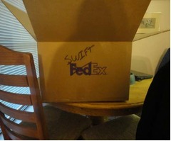 T・スウィフトから驚きの小包、ファンに学費ローン用の小切手など届く。