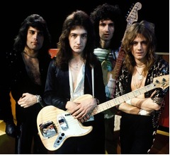 クイーン、パーティーで奇妙な光景&hellip;&ldquo;肉に包まれた男&rdquo;を雇っていた