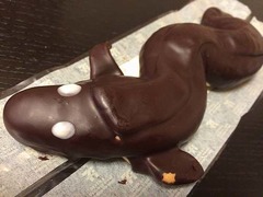 にょろりと黒く太いうなぎパン、セブンが土用の丑の日向けに発売。