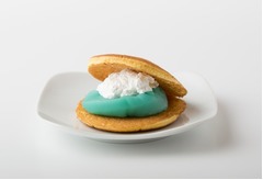 &ldquo;青いあんこ&rdquo;の爽快どら焼き、冷やして美味しい「ラムネ味」に。