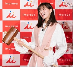 岡崎紗絵「実際に見るのも、やるのも人生で初めて」大きな木槌で&ldquo;鏡開き&rdquo;