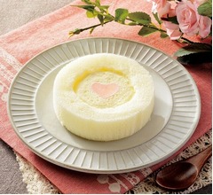 ローソン、ピンクハート付きの白いロールケーキ