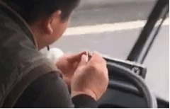 バス運転手が&ldquo;ながら爪切り&rdquo;、ハンドルの肘操作も判明して解雇。