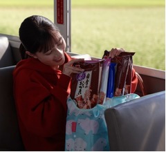 芳根京子が岩塚製菓22年ぶりのCMに出演、&ldquo;お米となかよし&rdquo;サウンドロゴも歌う