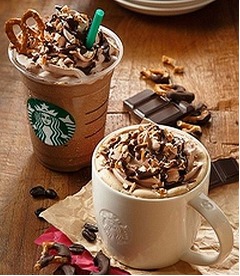 スタバのバレンタインドリンク、チョコレート尽くしの季節限定モカ。