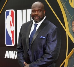 気前が良い&ldquo;バスケ界の伝説&rdquo;、店頭で若い家族に家電贈る