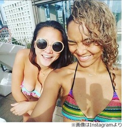 加賀美セイラの&ldquo;すごい谷間&rdquo;、クリスタル・ケイとビキニ2ショット。