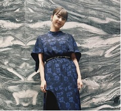 平祐奈のシックなジャガードドレス姿に反響「大人の女感たっぷり」「美しい」