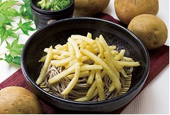 夏は涼しげな「ポテざるそば」、大ヒット「ポテそば」に新バージョン。