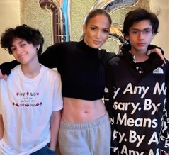 ジェニファー・ロペスが家族で&ldquo;日本旅行&rdquo;、双子の息子の誕生日を東京で祝う