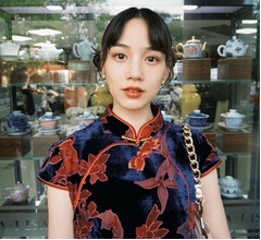 のん&ldquo;ツインのお団子ヘア&rdquo;の艶やかなチャイナドレス姿に反響