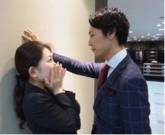 小田急百貨店が&ldquo;壁ドン&rdquo;福袋、女性との距離接近に備えた男性向け。