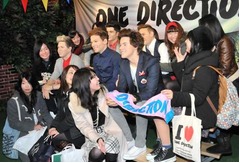 似すぎ&ldquo;1D&rdquo;等身大フィギュア、あまりの感動に号泣するファンも。