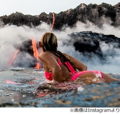 溶岩注ぐ海で泳ぐ&ldquo;女インディ・ジョーンズ&rdquo;