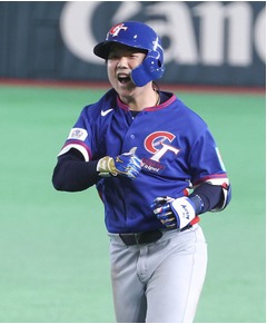 スクイズを決めた江坤宇　野球