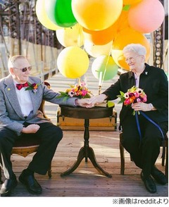 &ldquo;61年遅れの結婚写真&rdquo;に称賛、結婚式写真1枚の老夫婦に孫がプレゼント。