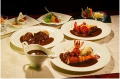 1日10食「至高の1万円カレー」、45年間続く伝統メニューの最高傑作。