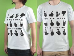 外国では危ないハンドサイン、&ldquo;絶対に着てはいけない&rdquo;Tシャツ化も。