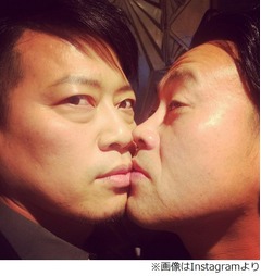 宮迫博之＆宮川大輔がブチュッ、小籔の「キス写真撮らせて」に即実行。