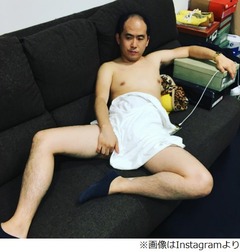 トレンディエンジェル斎藤のあられもない姿、ソファーに横たわり&hellip;。