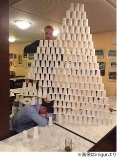 &ldquo;次の瞬間&rdquo;気になるイタズラ、酔い潰れた男性の上に紙コップ17段積む。