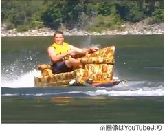湖上で優雅に楽しむ「ソファーサーフィン」、ビールを片手に波乗り。