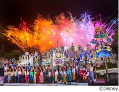 Disney「小さな世界」が50周年、各地のテーマパークキャストがお祝い。